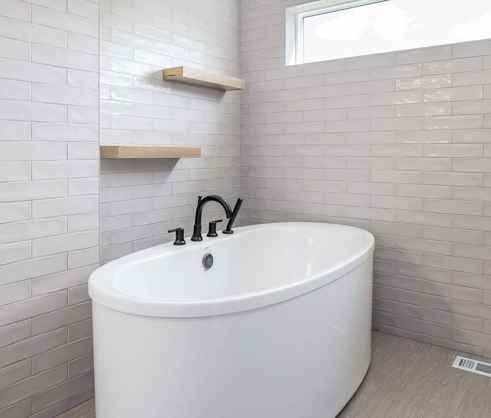 Luxurious White Bath Tube