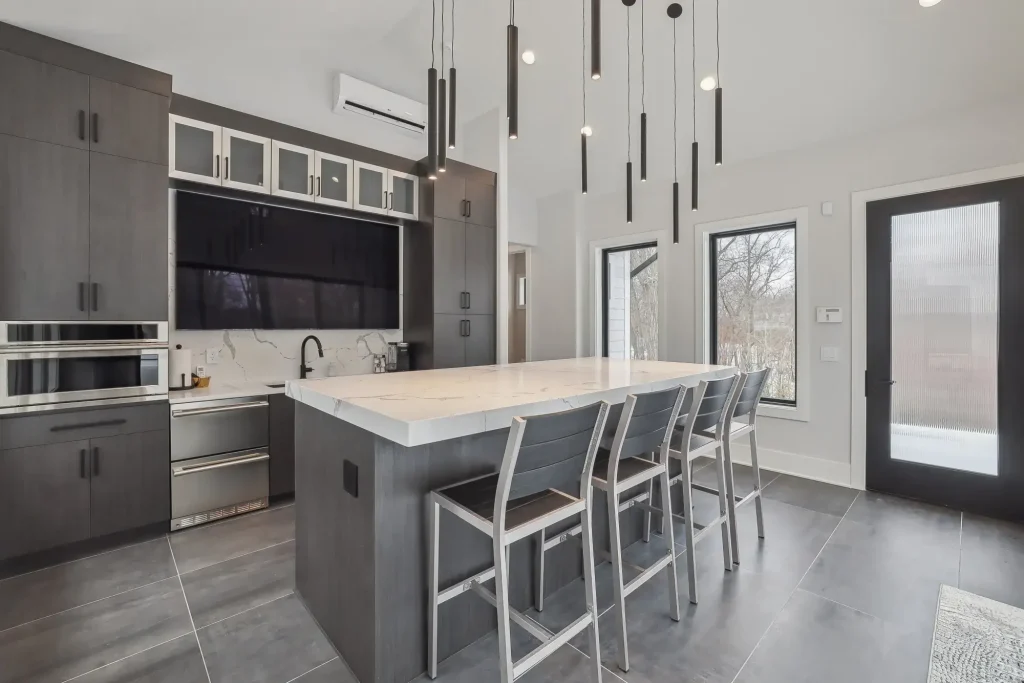 A kitchen featuring a decorative hanging light fixture